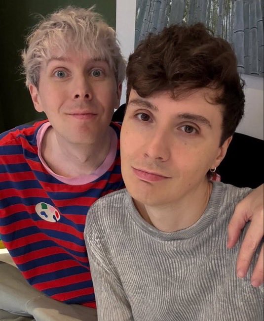 yaoinof's tweet image. these two selfies both posted less than a week apart is crazy