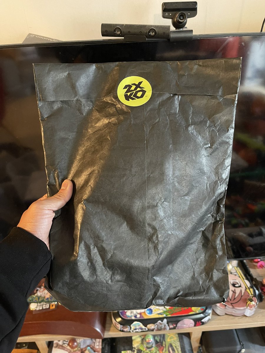 Wow I’m close to 3000 followers now! Thanks to <a href="/MarkMan23/">Mark Julio 『マークマン』</a> 

I missed 2000 but I’ll do a 3000 giveaway for sure. 

I got this <a href="/Play2XKO/">2XKO</a> mystery gift bag from <a href="/ZukkuChu/">Zukku</a> at <a href="/Evo_France/">Evo France</a> still sealed. 

I’ll do a lottery for my followers at 3000.

I don’t know how yet. Please teach me