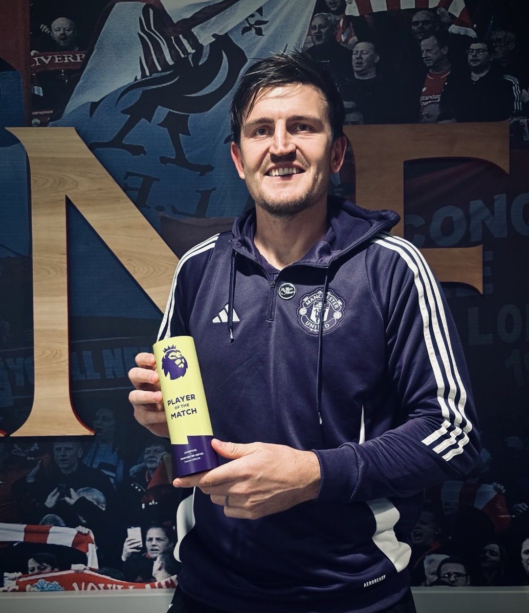MUFCScoop's tweet photo. Harry Maguire with his Player of the Match award #MUFC https://t.co/1K9q1NMQY3
