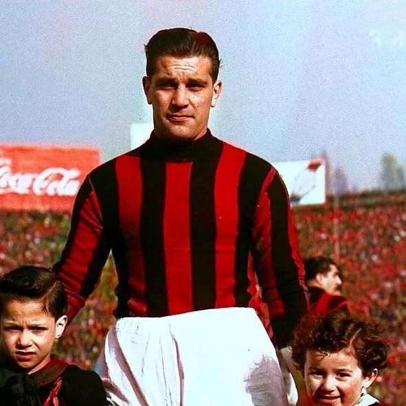 🇸🇪 Un dia com avui de fa 123 anys va néixer Gunnar Nordahl, l'atacant oblidat. Un jugador poc recordat pel gran públic, però que continua sent el màxim golejador de la història de l'A.C.Milan amb 214 gols i el tercer del Calcio, només superat per Francesco Totti i Silvio Piola