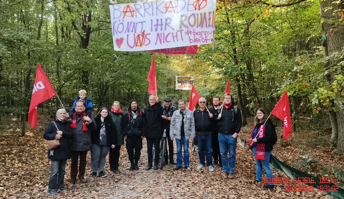 Heute hat das Aktionsbündnis Langener Bannwald zum "WANDERN IM BANNY" aufgerufen. Es kamen 150 Menschen und wir waren mit zahlreichen Genoss*innen mit dabei. Finger weg vom Bannwald! Umwelt vor Profite!
#LangenerBannwald #BannyBleibt #Ökosozialismus  #sozialismus #KeineRodung