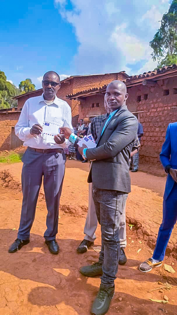 Province Gitega (@gitega) on Twitter photo #Burundi – Le vendredi 17 octobre 2025, les anciens élèves de l’école #Ubwitonzi, située en zone #Musama, commune #Nyabihanga, ont procédé à la remise officielle de manuels scolaires destinés aux élèves de 7ᵉ année et de première année post-fondamentale. #Burundi – Le vendredi 17 octobre 2025, les anciens élèves de l’école #Ubwitonzi, située en zone #Musama, commune #Nyabihanga, ont procédé à la remise officielle de manuels scolaires destinés aux élèves de 7ᵉ année et de première année post-fondamentale.