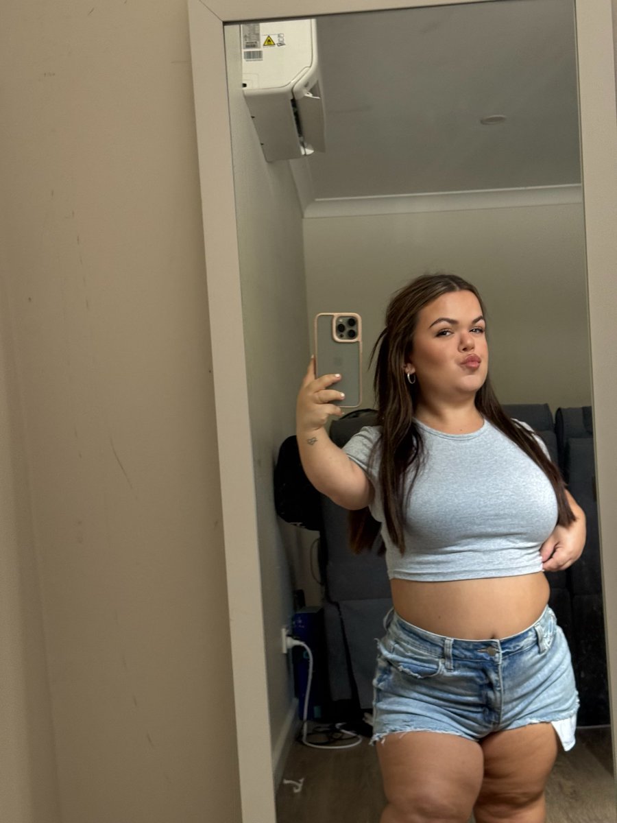 Would you date a 3ft woman be honest with me 😌