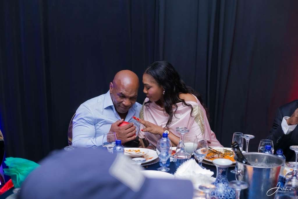 Un moment d’exception lors du dîner de gala célébrant les 50 ans du légendaire combat Ali vs Foreman, en présence du mythique Mike Tyson 🥊🇨🇩

#MikeTyson #AliForeman50ans #BoxeLégende #Congo #DînerDeGala