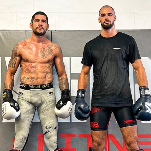 KirmiziKoseMMA's tweet image. Azamat Bekoev: ‘’Alex Pereira, takım arkadaşı Yousri Belgaroui’yi UFC’ye aldırmak için şirkete yalvardı.’’

Yousri, Bekoev’i teknik nakavtla ile yendi.

Alex Pereira: ‘’Bu adamın bahanesi şimdi ne olacak? Kaburgaları mı yoksa?’’