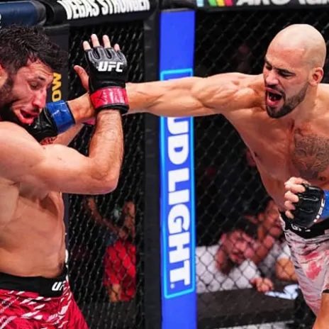 KirmiziKoseMMA's tweet image. Azamat Bekoev: ‘’Alex Pereira, takım arkadaşı Yousri Belgaroui’yi UFC’ye aldırmak için şirkete yalvardı.’’

Yousri, Bekoev’i teknik nakavtla ile yendi.

Alex Pereira: ‘’Bu adamın bahanesi şimdi ne olacak? Kaburgaları mı yoksa?’’