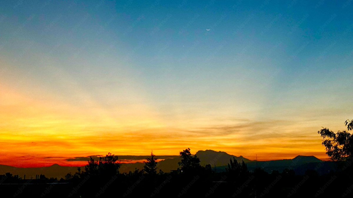 🌞🏔️ Amanecer en la #CiudadDeMéxico. La #Luna suspendida en el cielo comparte el paisaje con los volcanes #Popocatépetl y el #Iztaccíhuatl.

📸#DíaEnImágenes / Luis Castillo