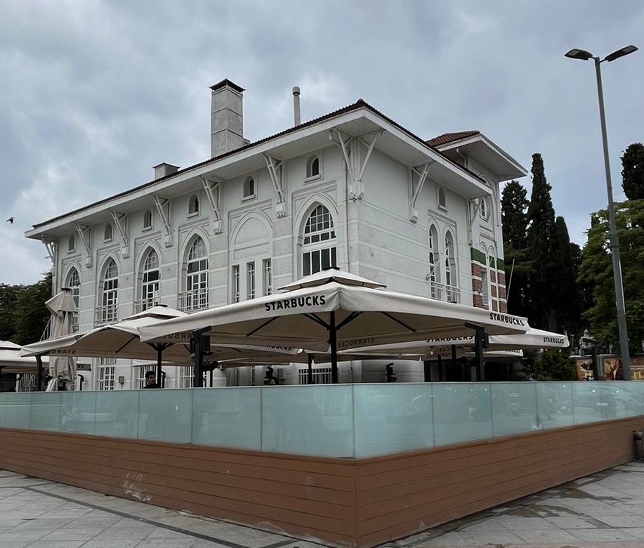 Tüm ülke Gazze için paylaşım yaparken, Starbucks 1912 yılında yapılan tarihi bir binaya şube açmış. Bu dükkan daha önce tarihi binaya zarar veriyor diye mühürlenmiş ama sonra yeniden açılmış. Tarihi İETT binasında Starbucks’ın ne işi var? Bu düpedüz kültürel ihanet…