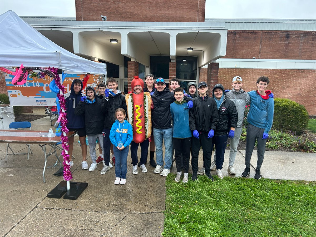 TWHSHOCKEY's tweet photo. Rain 🌂 or shine 🌞 these boys are helping others.

TWHS hockey team volunteered at the Nationwide Children's Marathon this morning 🎖

Making our community a better place to live 💥

#twhshockey #communityservice #marathon #cardinals https://t.co/GZb58bOS9i