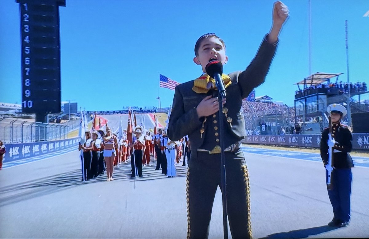 Qué gran mensaje manda la F1 en el
USA GP: un niño latino (Mateo López) vestido de charro cantando el Himno de los Estados Unidos y la bandera de las barras y las estrellas de fondo. ¡Momentazo! #UsaGp #COTA #F1