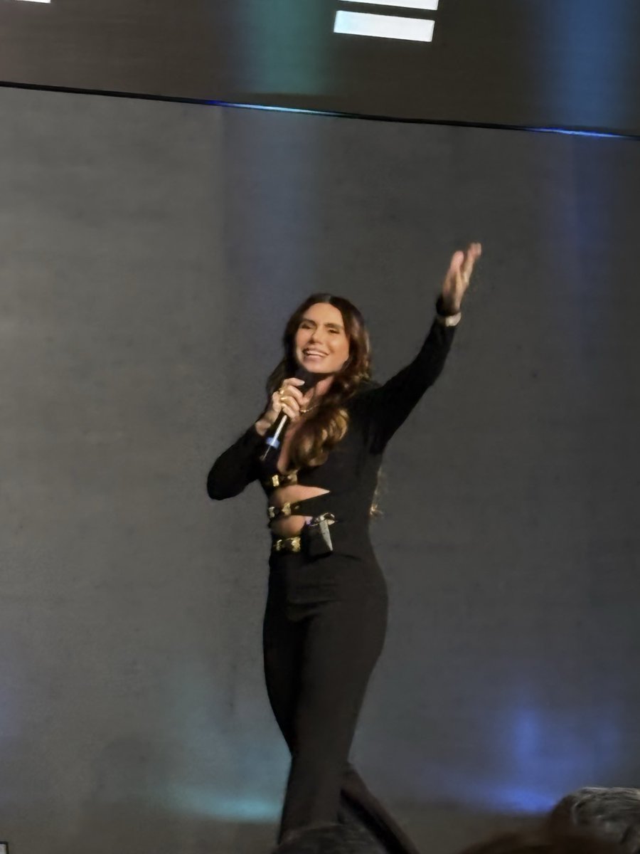 sensationsgn's tweet photo. se não bastasse estar com o cabelo da helô ela realmente ainda foi vestida de atena não vou superar essa produção nunca 😩😩😩 https://t.co/jSgOBYHsO2