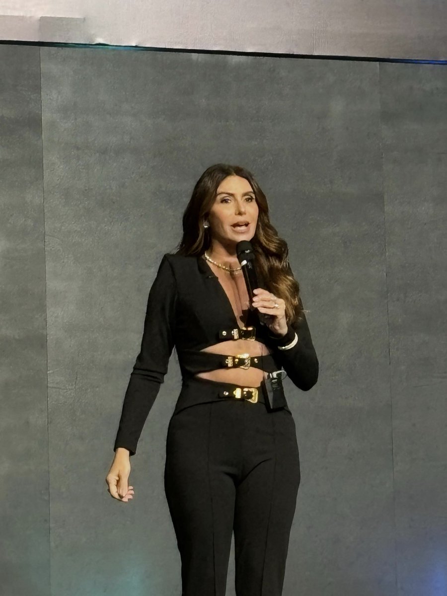 sensationsgn's tweet photo. se não bastasse estar com o cabelo da helô ela realmente ainda foi vestida de atena não vou superar essa produção nunca 😩😩😩 https://t.co/jSgOBYHsO2