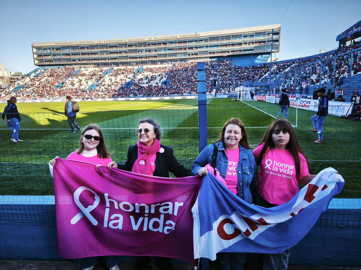FundacionCNdeF's tweet photo. 🎀 19 de octubre | Día Internacional del Cáncer de Mama

Agradecemos a la Fundación Honrar la Vida por acompañarnos en el partido de hoy, por su compromiso y por brindar apoyo con tanta dedicación y esperanza a quienes atraviesan esta lucha. https://t.co/k73EbwMRUa