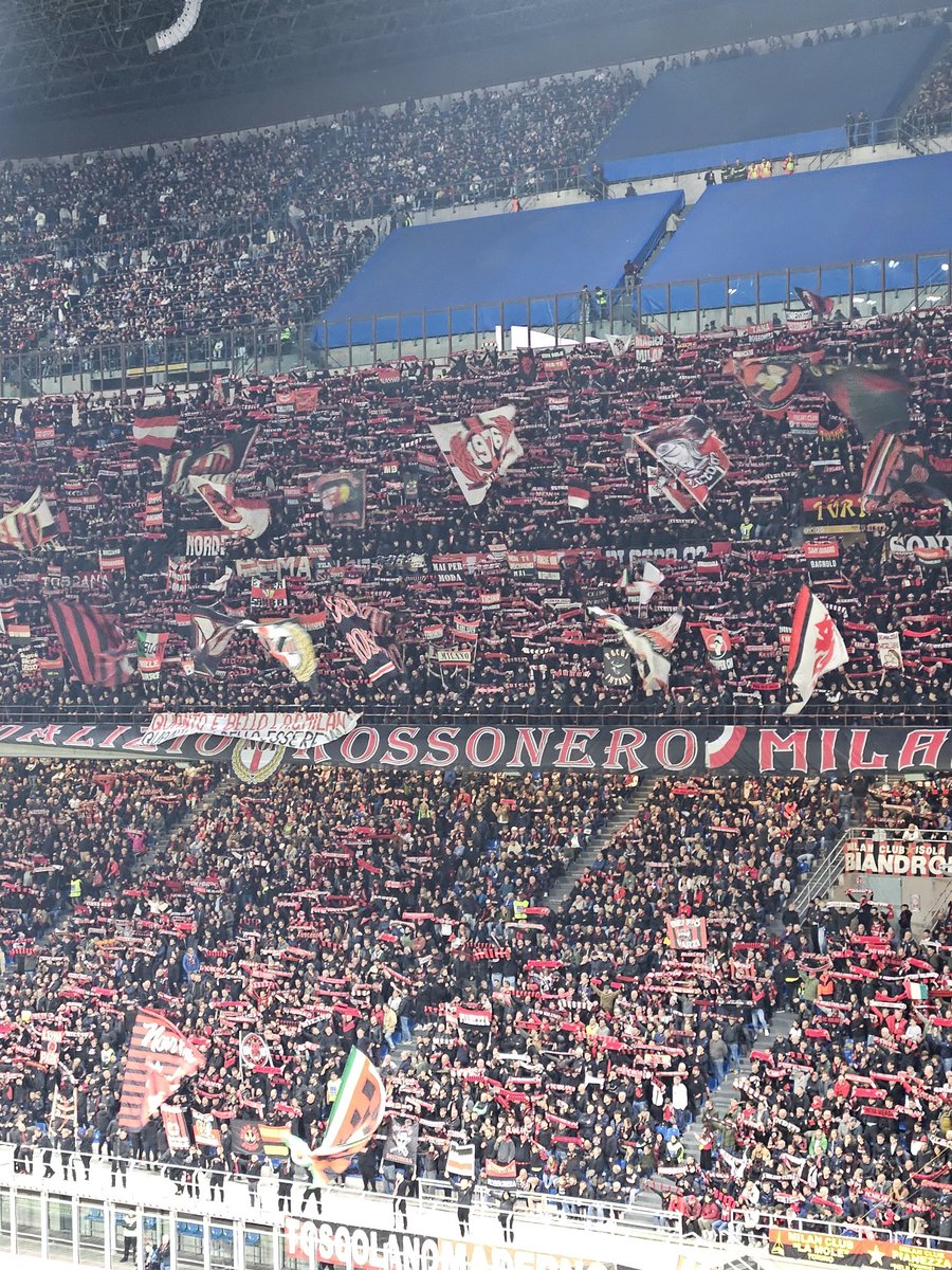 Il ritorno di bandiere, sciarpe e striscioni in Curva Sud #MilanFiorentina