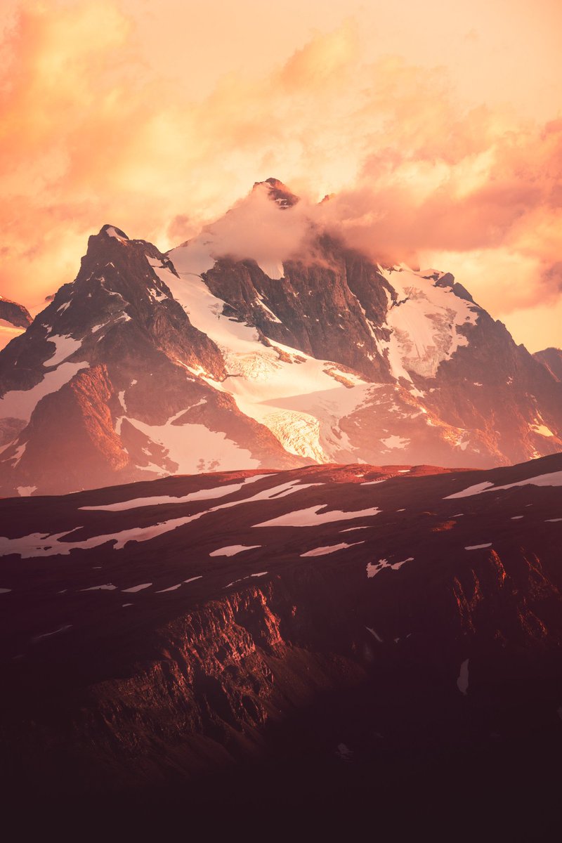 I love that I own two pieces by two separate artists in this retweet thread. I don't own a lot of the classical "blue chip" grails most covet but I own a lot of damn grails by a lot of insanely great artists. That to me is a more fulfilling journey. 🥰