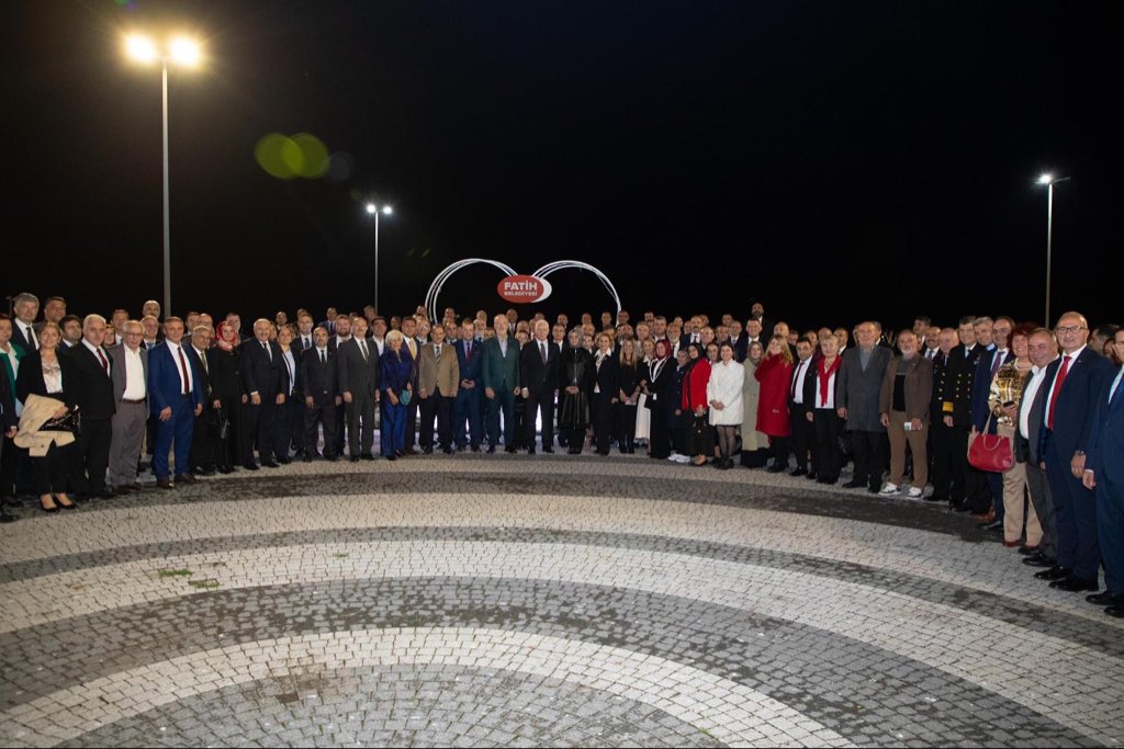 Valimiz Sayın Davut GÜL’ün ev sahipliğinde 19 Ekim #Muhtarlar Günü dolayısıyla düzenlenen programa katıldık.

Ülkemizin en köklü kurumlarından biri olan muhtarlık görevini büyük bir sorumluluk ve fedakârlıkla icra eden tüm muhtar kardeşlerimin gününü kutluyorum.