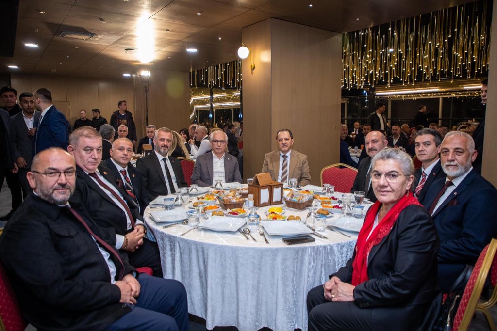 selamiyldz3310's tweet photo. Valimiz Sayın Davut GÜL’ün ev sahipliğinde 19 Ekim #Muhtarlar Günü dolayısıyla düzenlenen programa katıldık.

Ülkemizin en köklü kurumlarından biri olan muhtarlık görevini büyük bir sorumluluk ve fedakârlıkla icra eden tüm muhtar kardeşlerimin gününü kutluyorum. https://t.co/mLIAgoUu3j