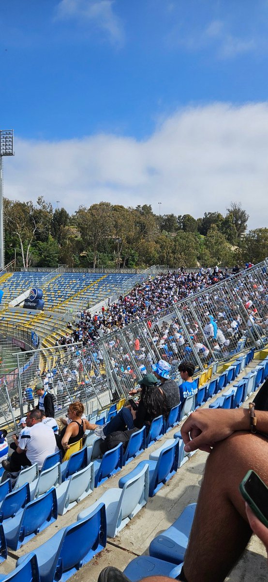 Buen 1T de la UC. Con paciencia llegaron los goles.
<a href="/evertonsadp/">Everton de Viña del Mar</a> haciendo tiempo del minuto 1, una verguenza! 
El arbitraje horroroso, una vez más (para ambos).
A asegurar este partido y ganar bien! 

#LosCruzados