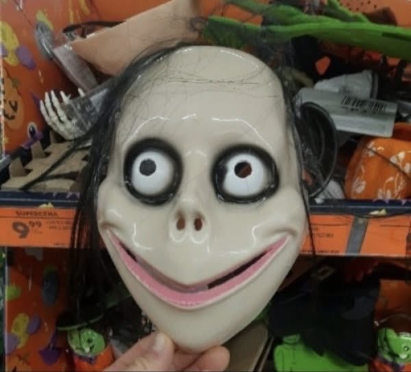 W biedronce można kupić maskę na halloween i przebrać się za Justyne Dobrosz- Oracz