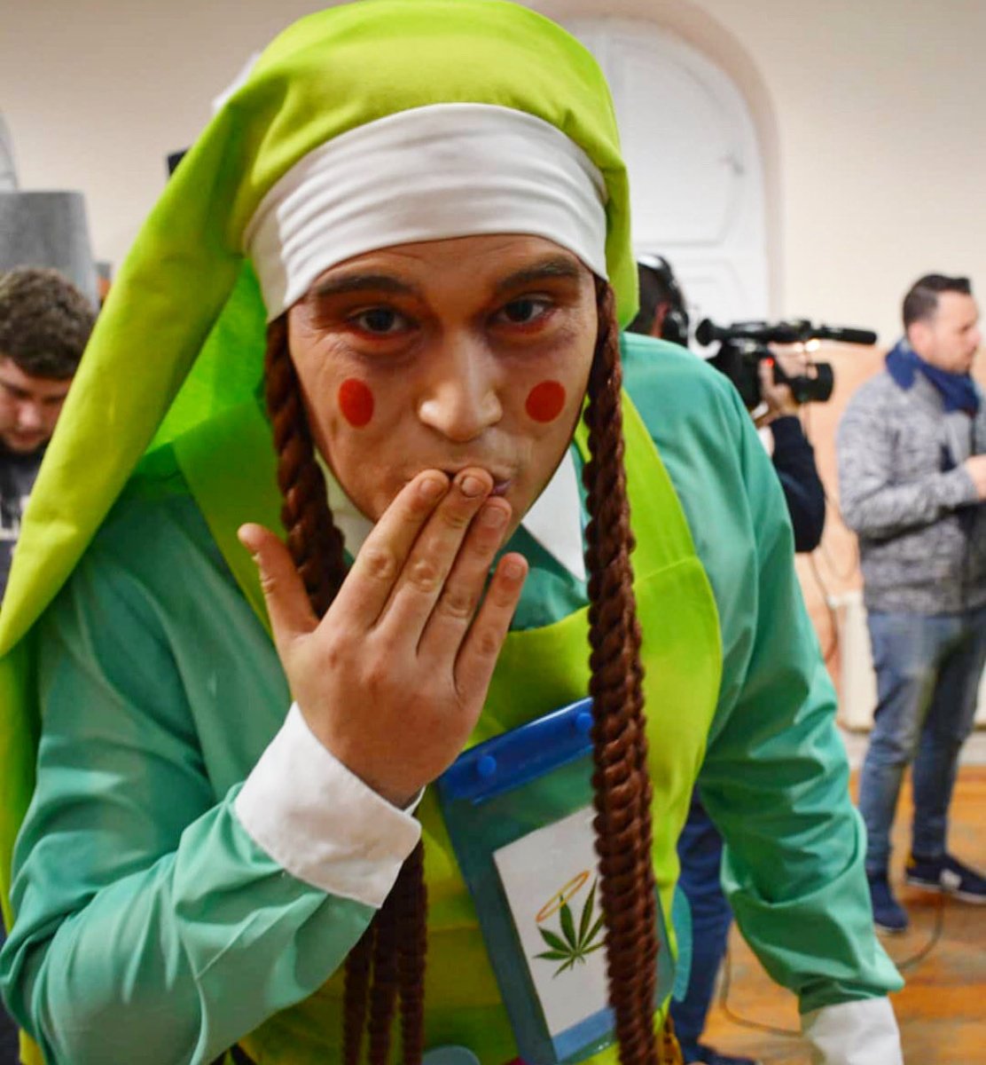 Es hora de volver. 

Volver a ilusionarme. 
Volver a valorarme. 
Volver a disfrutarme. 

Después de un año vuelvo a pisarte, teatro bonito. Muchas ganas y la ilusión que tengo es mayor que la de la primera vez. 

Es hora de volver…y que chulo será volver ! 😜💚