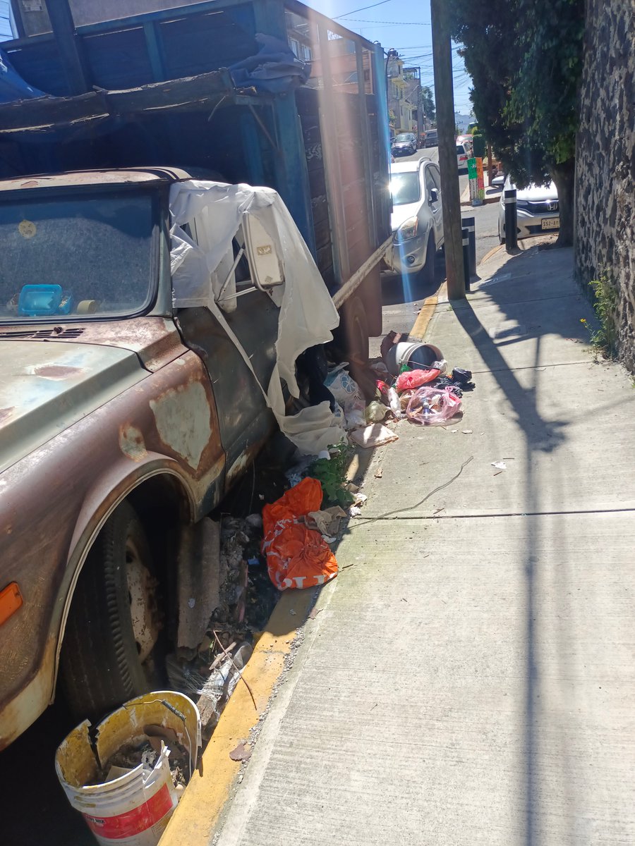 pebles2612's tweet photo. Se solicita el retiro de dos vehículos abandonados y q generan delincuencia y foco de infección en la colonia pedregal de Santa Úrsula Coyoacán calle san Isauro esquina San Alberto @UCS_GCDMX @SSC_CDMX @GobCDMX @c5 https://t.co/I73Hdi3ROO