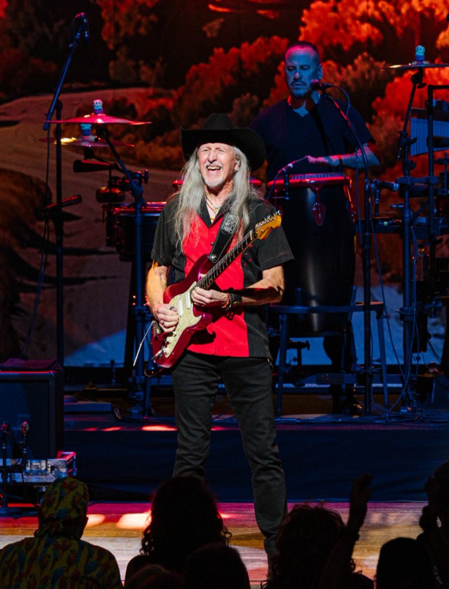 When a Hall of Famer graces your halls, you can't help but listen to the music. Cheers to Pat Simmons of <a href="/TheDoobieBros/">The Doobie Brothers</a> on his birthday, who’s still keeping the long train runnin’ after all these years 🚂

📷 Alexander Pirro