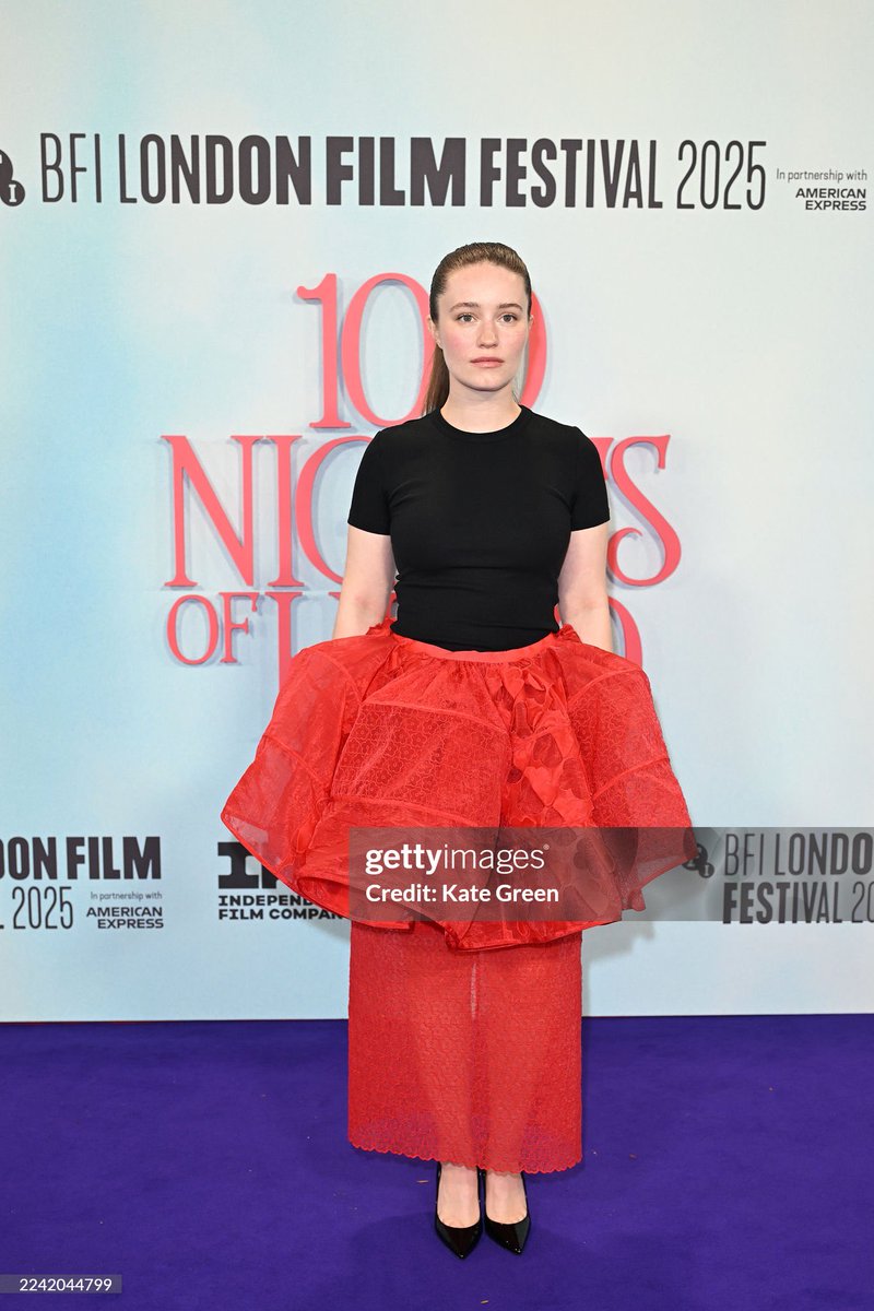 PortalSigridBr's tweet photo. Sigrid na estreia do filme “100 Nights of Hero”, que encerra o Festival de Cinema de Londres, neste domingo. https://t.co/sjWLAEZ4f8