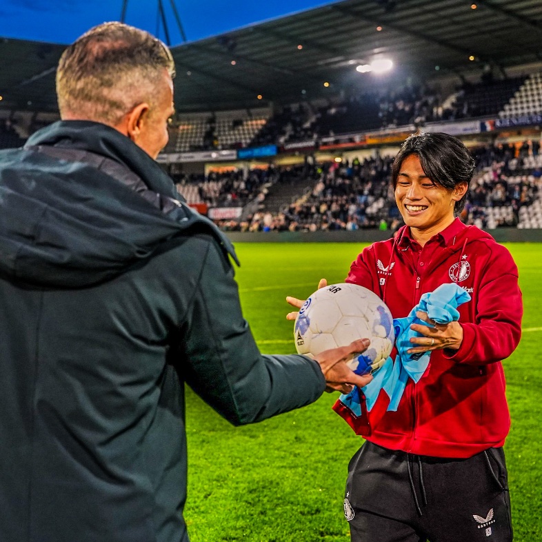 eurofootcom's tweet image. 🤩❤️ Feyenoord manager Robin van Persie handing the match ball to his striker Ayase Ueda after a hat-trick! 🇯🇵✨