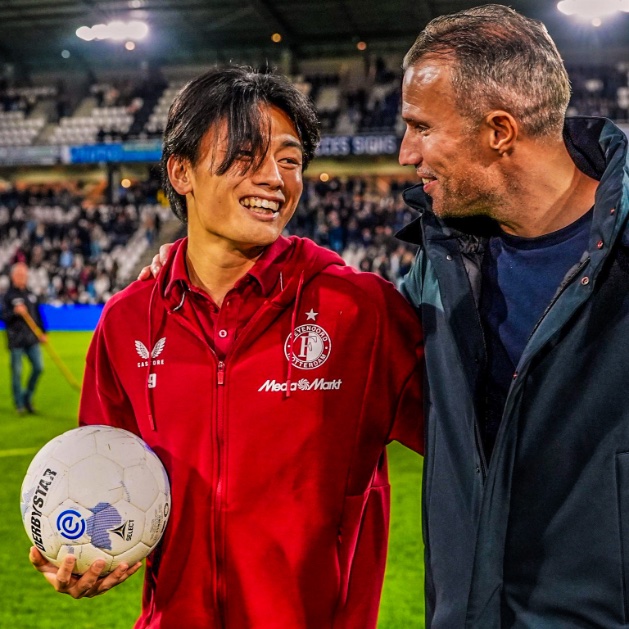 eurofootcom's tweet image. 🤩❤️ Feyenoord manager Robin van Persie handing the match ball to his striker Ayase Ueda after a hat-trick! 🇯🇵✨