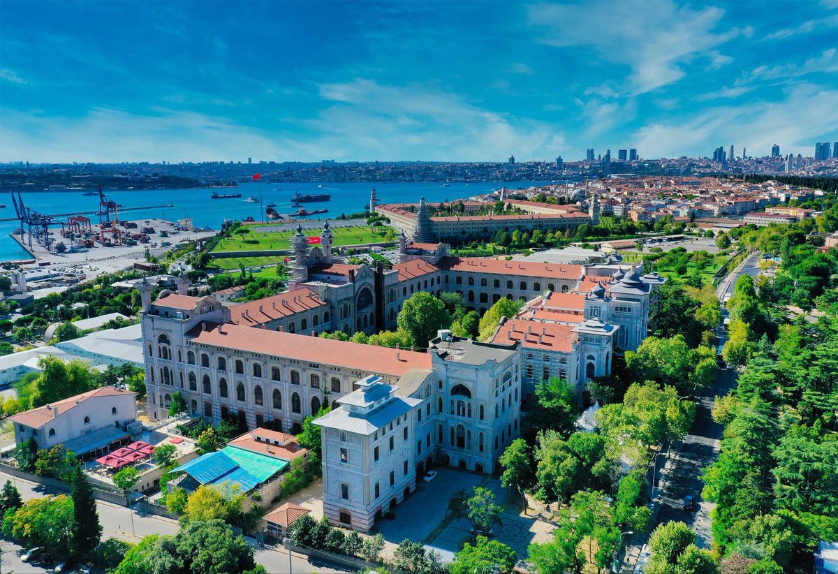 LawyerKaraoglu's tweet photo. Solda eski Marmara Hukuk. Sağda KCL Law School. O zaman dediler ki plaza gibi bina yakışmıyor hukukun ruhuna. Somerset House adlı bu binaya taşıdılar. Bizimkini ise Haydarpaşa’daki tarihi binadan alıp plaza gibi binaya attılar.

Mekan insan ruhu ve disiplini üzerinde çok etkili. Böyle binalarda üniversite okumanın insanın ruhuna/zihnine kattığını plaza gibi binalar katamıyor.