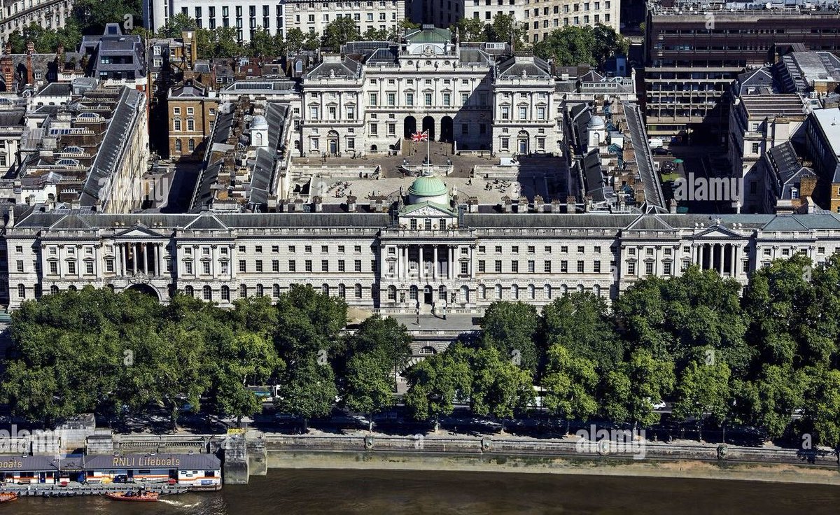 Solda eski Marmara Hukuk. Sağda KCL Law School. O zaman dediler ki plaza gibi bina yakışmıyor hukukun ruhuna. Somerset House adlı bu binaya taşıdılar. Bizimkini ise Haydarpaşa’daki tarihi binadan alıp plaza gibi binaya attılar.

Mekan insan ruhu ve disiplini üzerinde çok etkili.