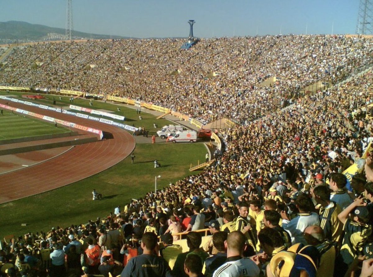 tribündeki sözde taraftarlara bak ya maçın bitmesine 3 dakika kalmış atak yaparken Szymanski'yi ıslıklıyorlar. 

milli takım nasıl artık İstanbul’da maç yapmıyorsa Fenerbahçe de önümüzdeki birkaç sene stat yenileme bahanesiyle maçlarını başta Ankara ve İzmir olmak üzere çeşitli