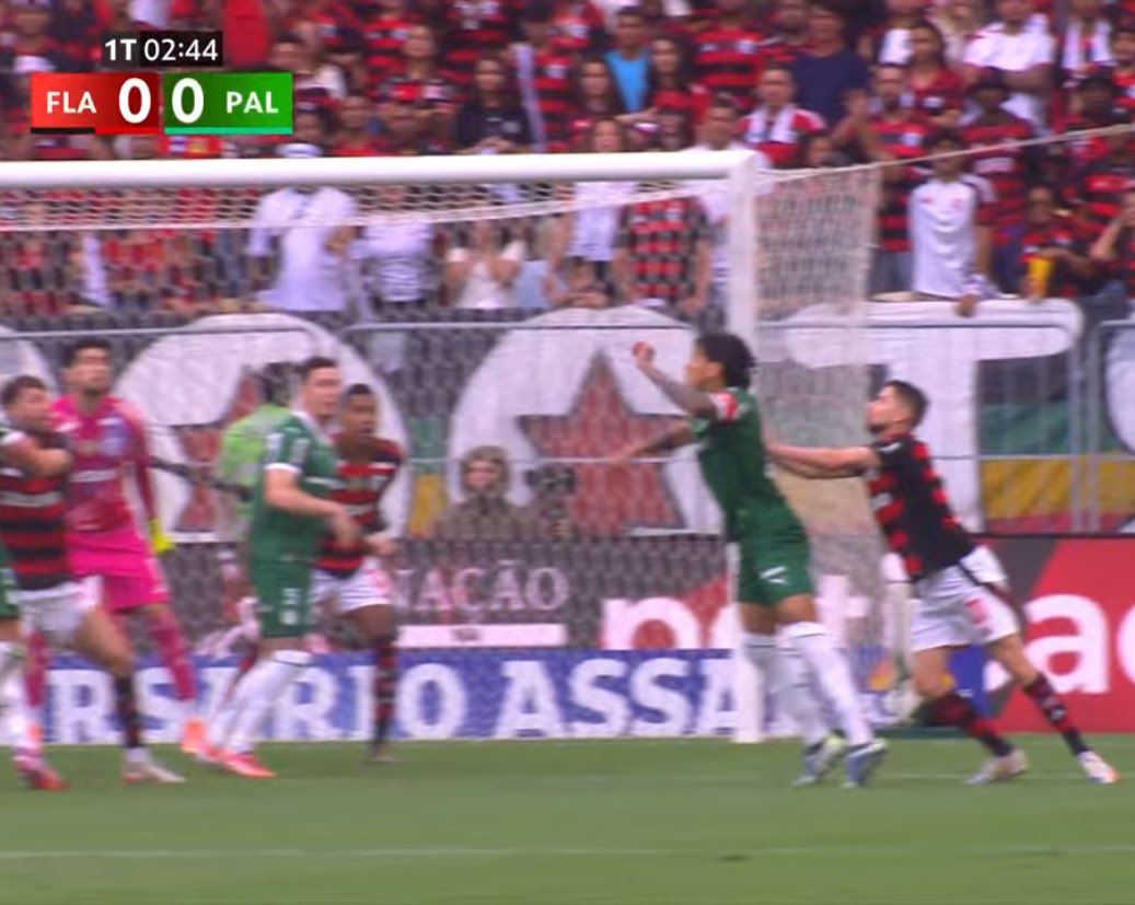 CentralDoBrega's tweet image. Flamengo x Palmeiras demorou incríveis 2 MINUTOS para rolar a primeira polêmica

pênalti pro Palmeiras?