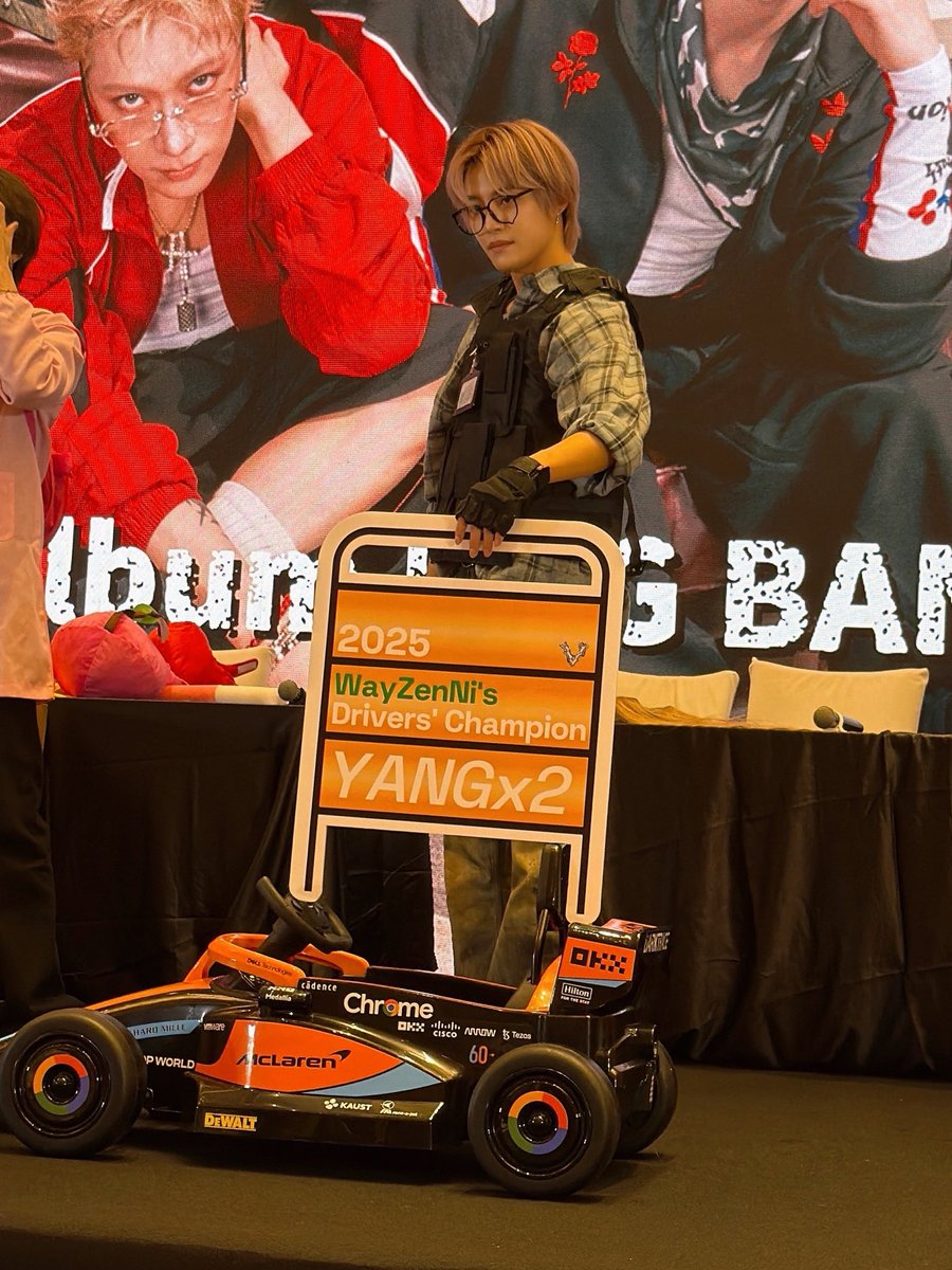 Zak, we found you a new driver.

#yangyang #wayv #mclarenF1