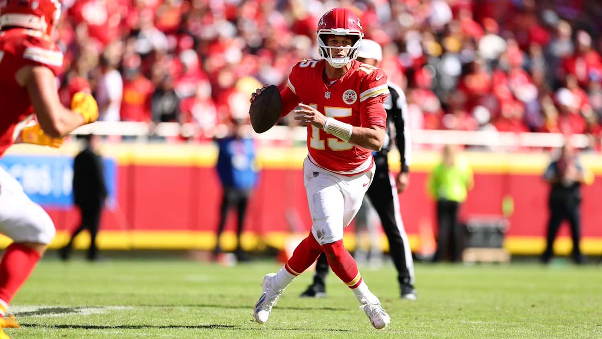 Daily_Chiefs_'s tweet photo. Patrick Mahomes was pulled before the 3rd quarter even ended 😅

Every NFL fan crying about “MVP numbers” needs to remember this — he could’ve padded stats all day, but instead he’s resting while up big.

That’s how championships are won. 💪🏆 https://t.co/kn8ZUVW0Hw