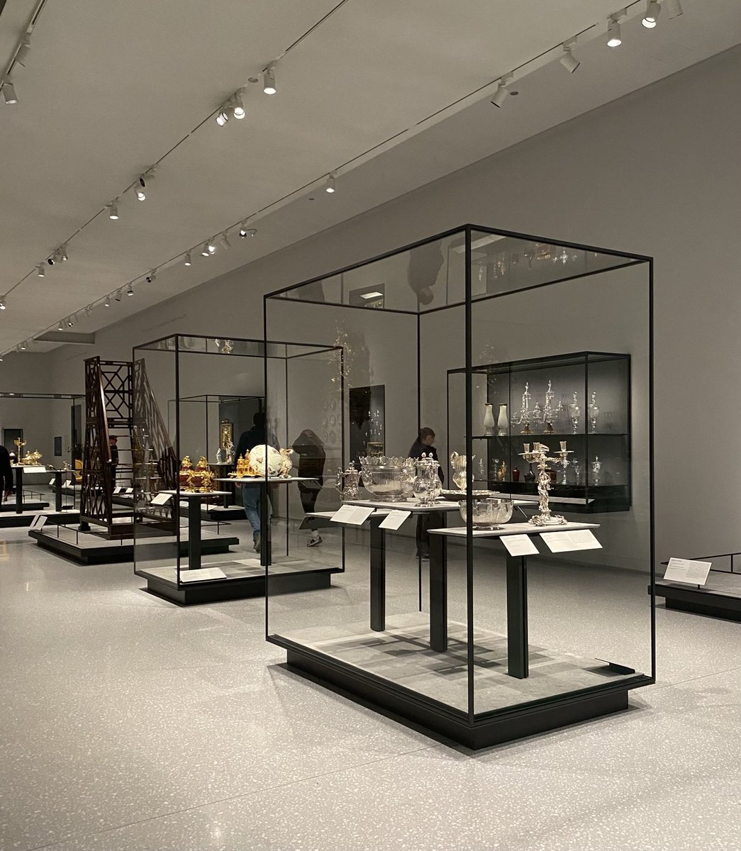 kenjirohosaka's tweet image. 信じられないくらいのガラスの透過性と無反射性。そして線の細さとディテールの処理。Barrozi Veigaにより、シカゴ美術館のヨーロッパ装飾美術の展示室が一新されました。