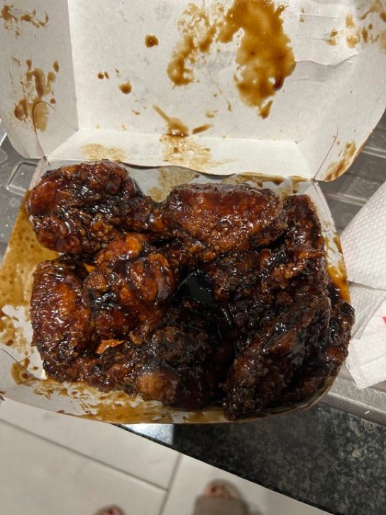ilylumii's tweet image. who made that mess? you did king.