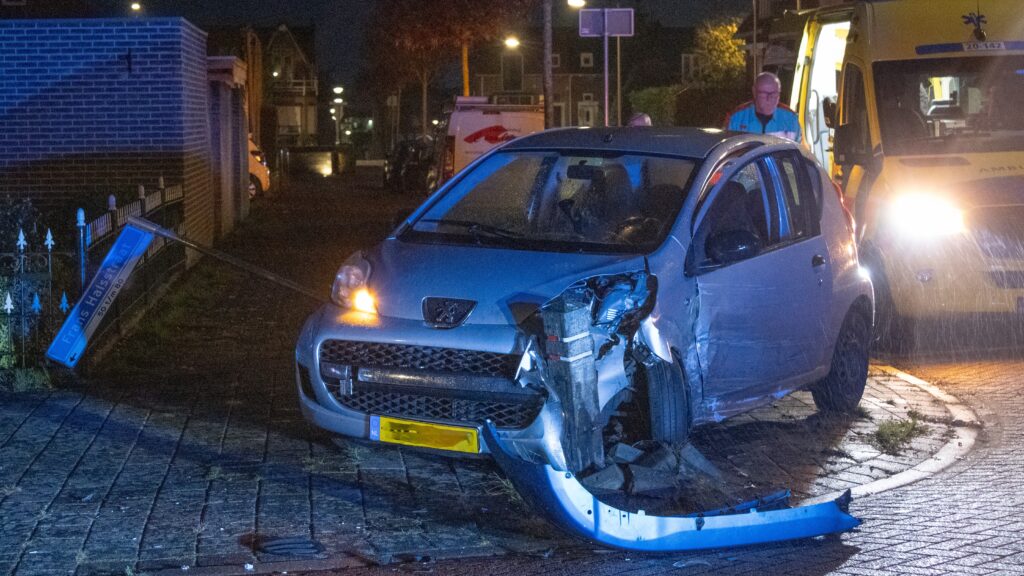 Auto’s zwaar beschadigd na botsing op kruising in Bergen op Zoom