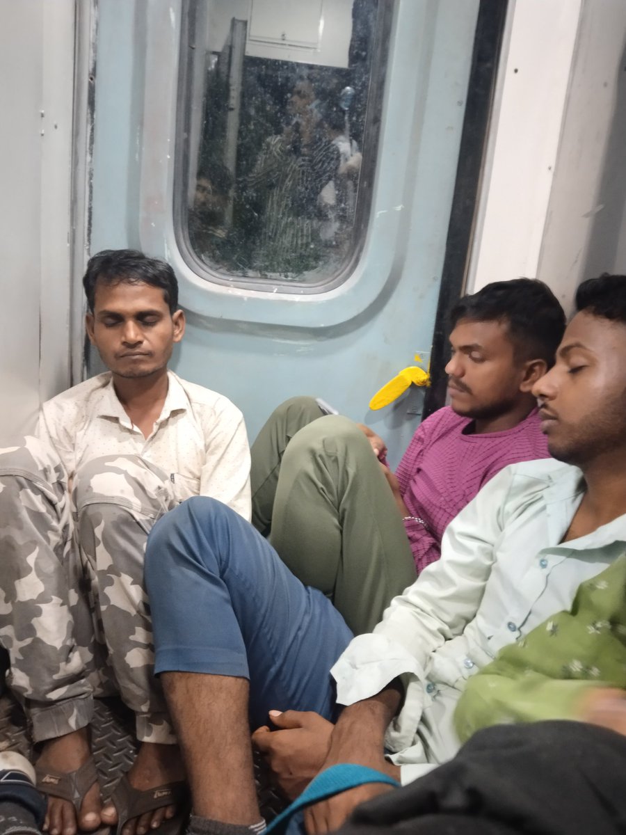 an4ansar's tweet photo. पाकिस्तान को गाली दो वहां का pm आराम से मौज मस्ती में है और आम पब्लिक oye hoye 🥰
#HappyDiwali #Diwali2025 https://t.co/g2ujeBT8YD
