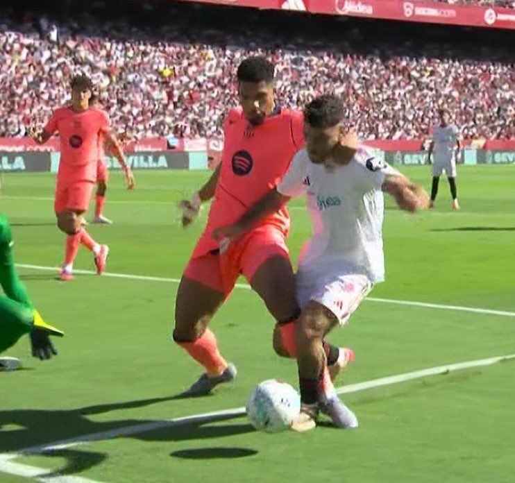 Uno fue penalti y el otro no 

Está liga putrefacta ya ni sorprende