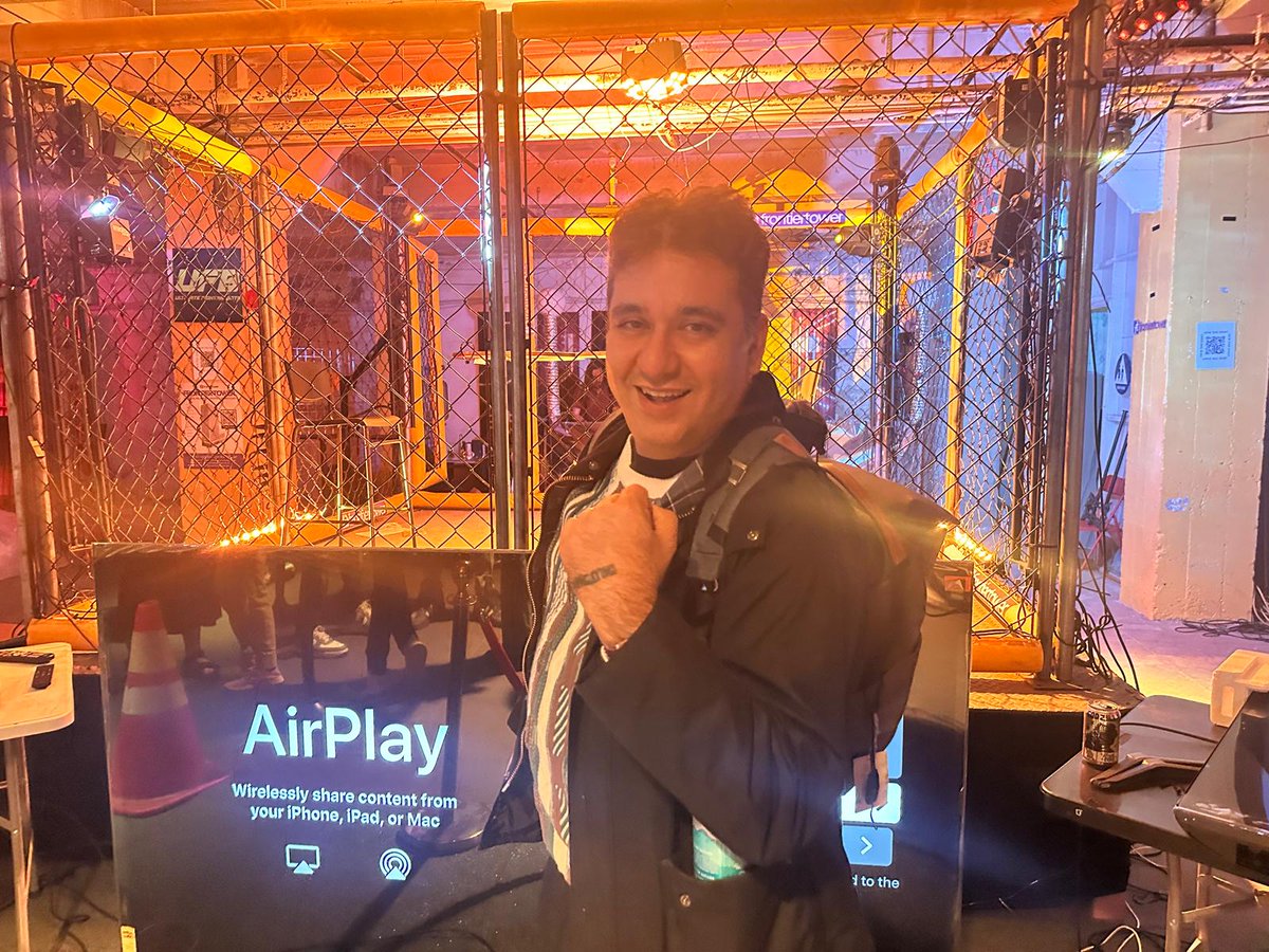 aditya_advani's tweet image. One of the most inspiring things I've seen in a while was Sam Dickson winning the excellent Vibe Olympics organized by @dexhorthy in SF
For the uninitiated - coders face off head to head in a cage and race to finish features ...
🧵