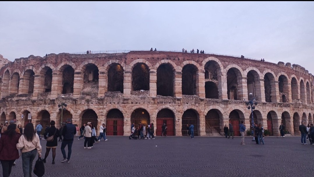 "L'œil de Vérone" est le 2e plus grand amphithéâtre romain d'Italie encore debout.
L'été, les arènes accueillent un festival d'opéras renommé
