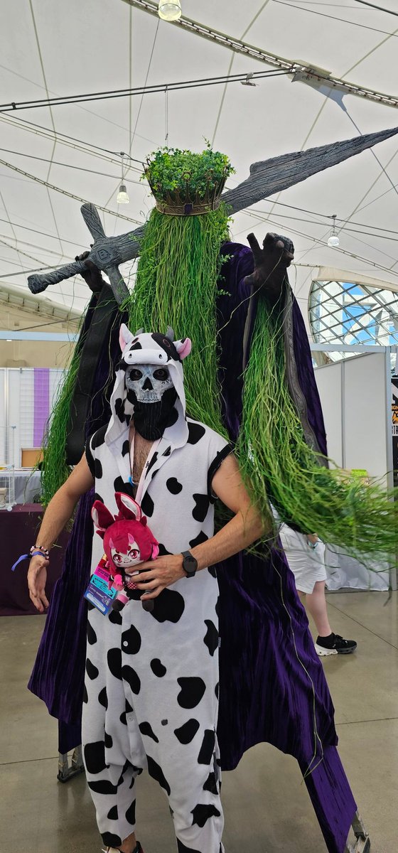 CircuitTheRobot's tweet image. I FOUND SOMEONE TALLER THAN ME