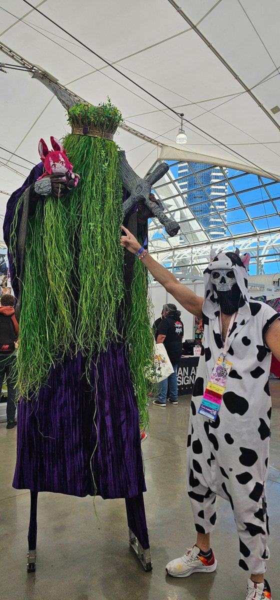 CircuitTheRobot's tweet image. I FOUND SOMEONE TALLER THAN ME