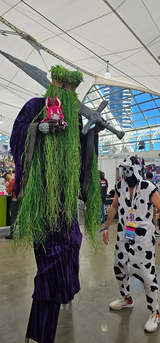 CircuitTheRobot's tweet image. I FOUND SOMEONE TALLER THAN ME