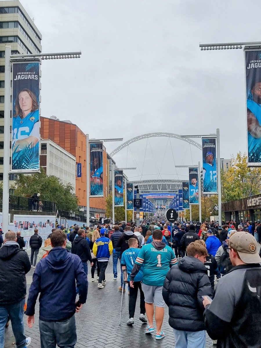 Wembley does a great job of moving a whole heap of people by rail. NFL today, wonder where Wembley would rank on the most well connected NFL stadiums - somewhere near the top I would hope.