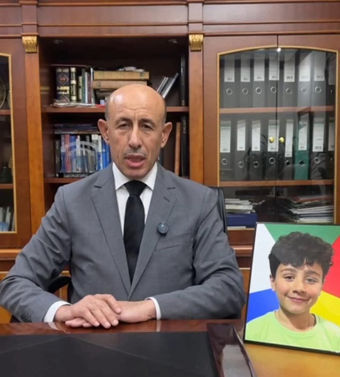 اخطر انشقاق من بداية التحرير.. الزلمة منشق بأدانو 🤣
#انشقاق_القنصل_السوري في #الامارات