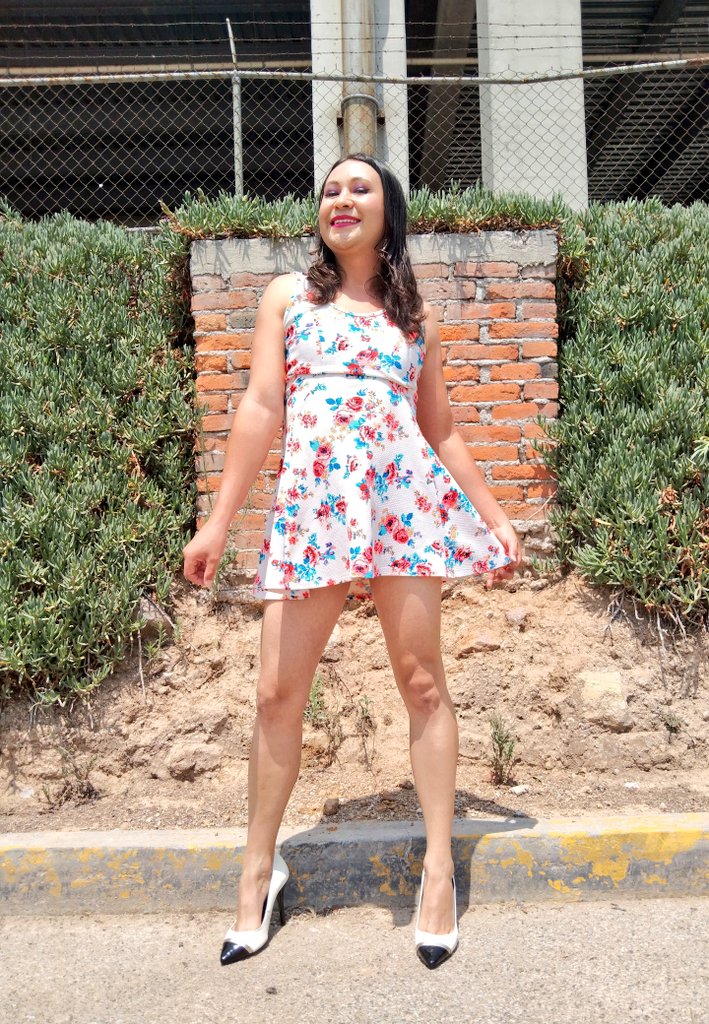 Holi! Excelente domingo!
Me fascina esté vestido, está muy sexy y perfecto para el calor jeje! 🥵 
Chicos, ya casi lista para el live, igual sigan dejando o mandando sus preguntas, lo que gusten jijiji!