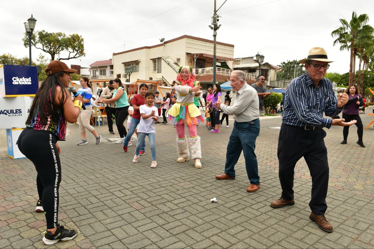alcaldiagye's tweet photo. 🎉 ¡Diversión y comunidad en Ruta Centenario! 🩵

El Barrio Centenario vivió una jornada llena de música, baile y alegría con la Ruta Centenario y el Family Day, que reunió a decenas de familias en actividades recreativas y deportivas al aire libre.

#ConstruyendoLaCiudadDeTodos
@aquilesalvarez