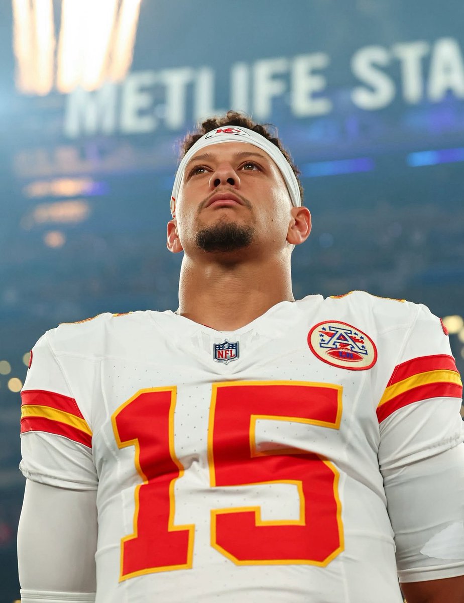 INSANE: #Chiefs quarterback Patrick Mahomes is having another special season…

• 1,800 passing yards
• 14 touchdowns
• Only two interceptions
• 250 rushing yards
• Four rushing touchdowns
• 4 and 3

Never doubt Patrick Mahomes again. One of the three greatest of all time.